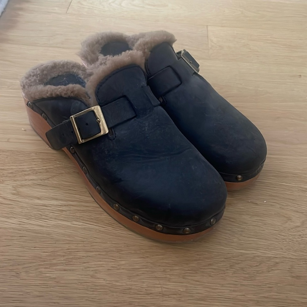 Re/Done black with fur lining clogs